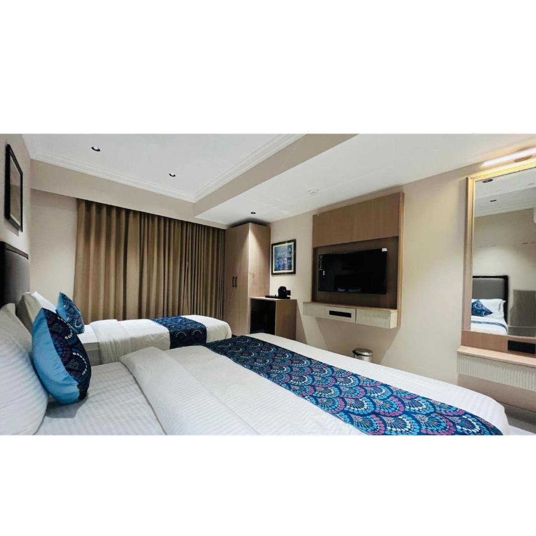 Hotel Royal Town Αχμπανταμπάντ Εξωτερικό φωτογραφία