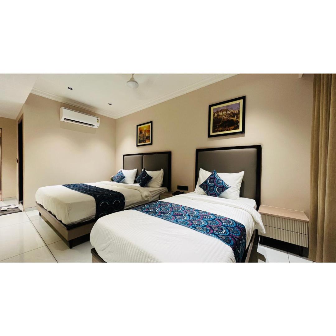 Hotel Royal Town Αχμπανταμπάντ Εξωτερικό φωτογραφία