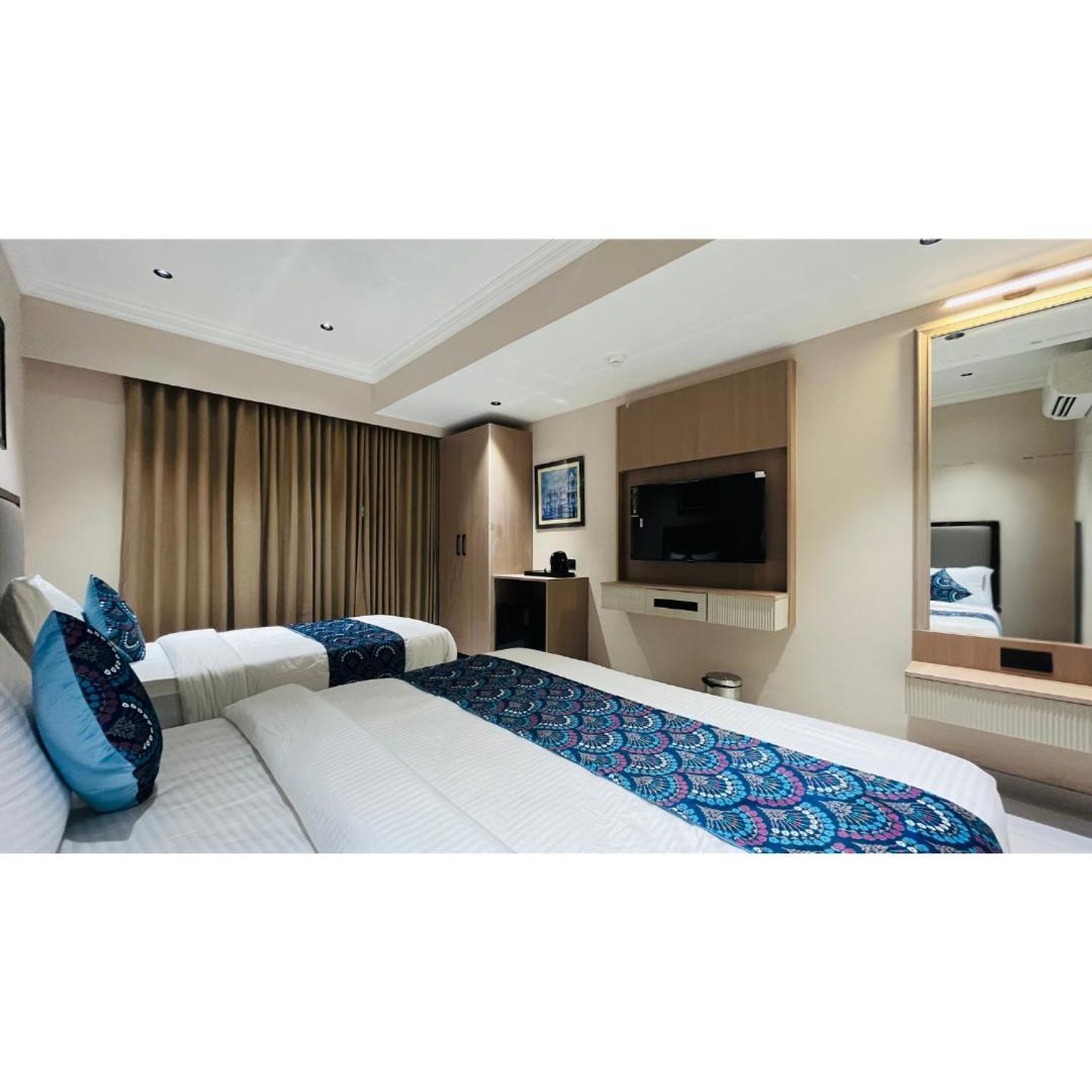 Hotel Royal Town Αχμπανταμπάντ Εξωτερικό φωτογραφία