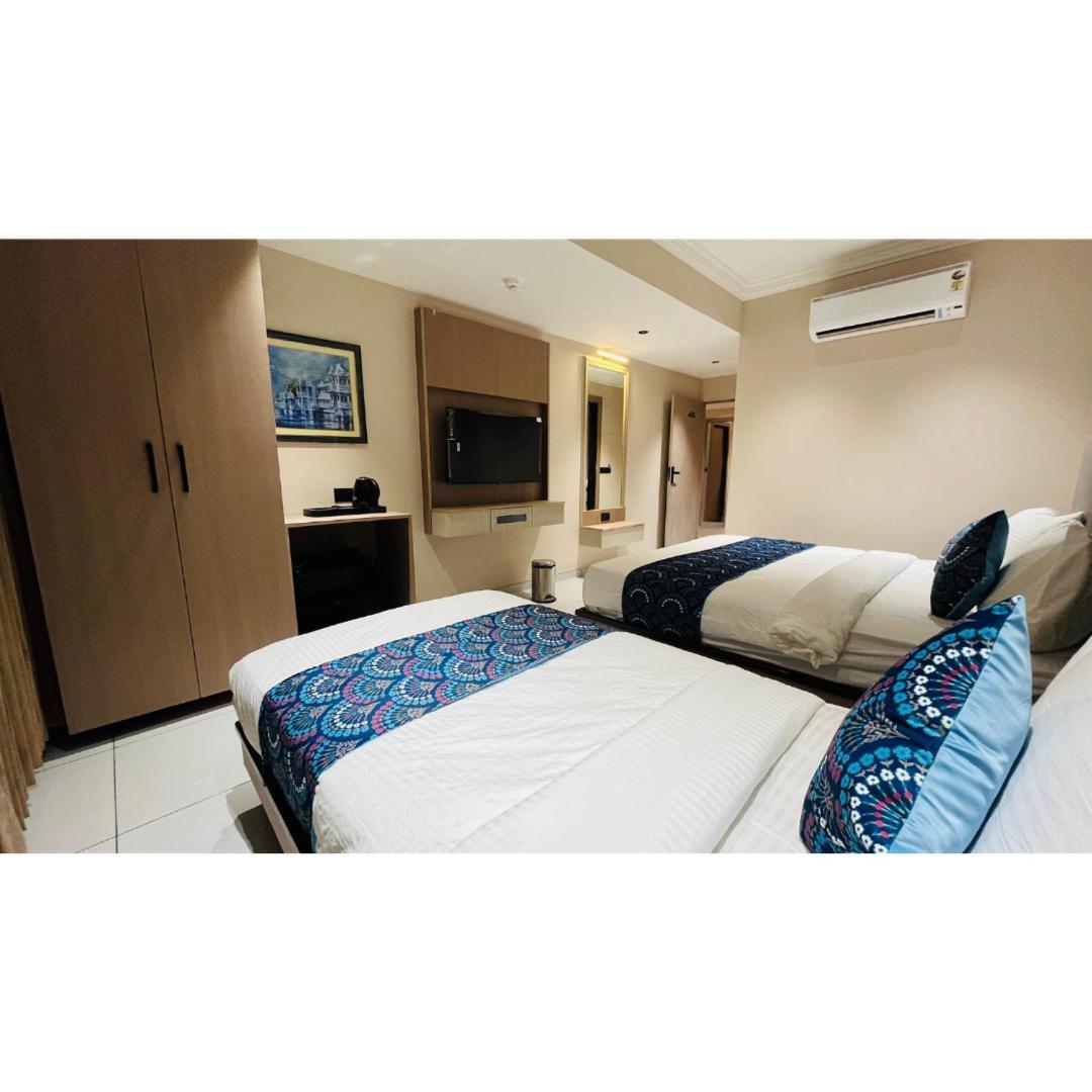 Hotel Royal Town Αχμπανταμπάντ Εξωτερικό φωτογραφία