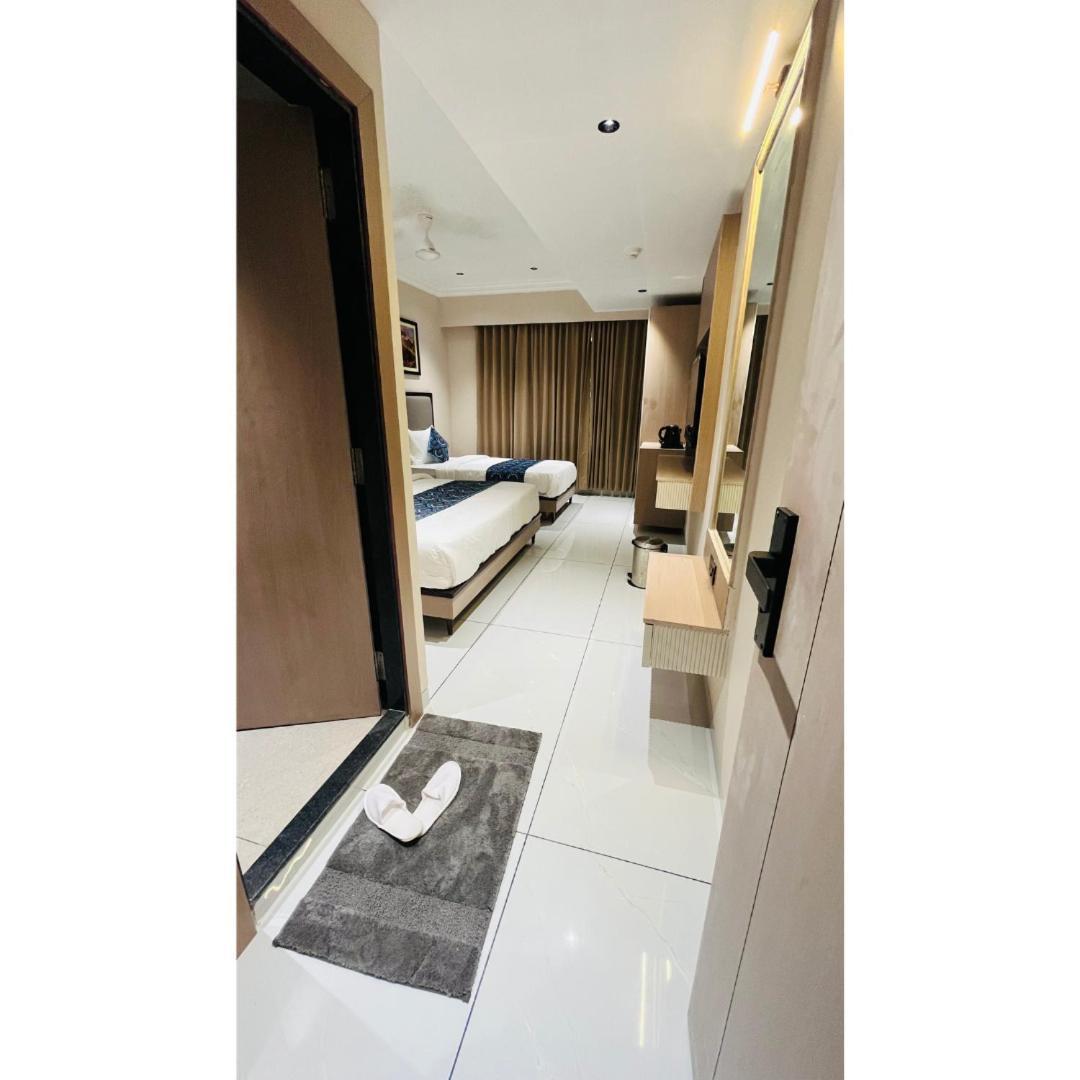 Hotel Royal Town Αχμπανταμπάντ Εξωτερικό φωτογραφία