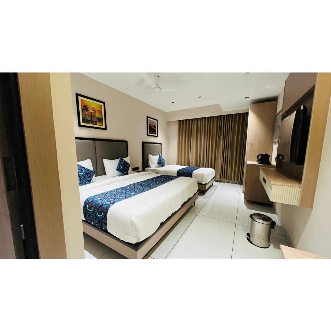 Hotel Royal Town Αχμπανταμπάντ Εξωτερικό φωτογραφία
