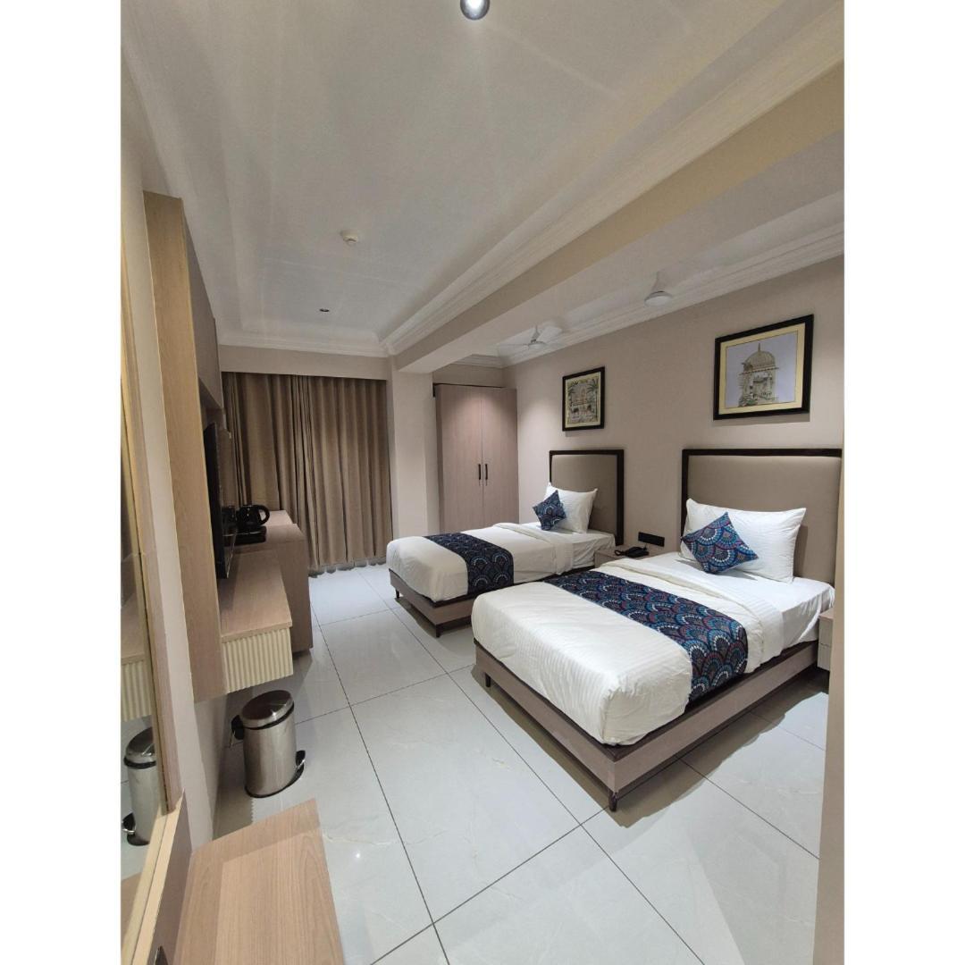 Hotel Royal Town Αχμπανταμπάντ Εξωτερικό φωτογραφία