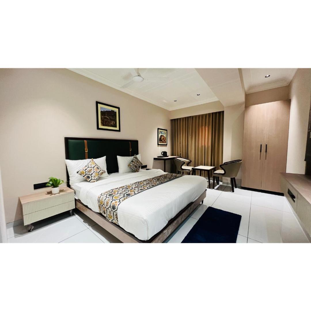 Hotel Royal Town Αχμπανταμπάντ Εξωτερικό φωτογραφία