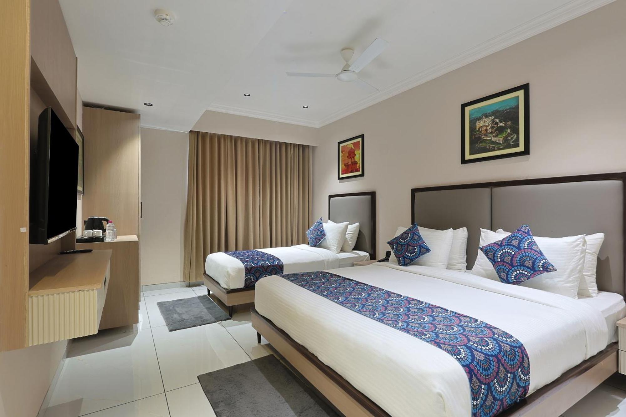 Hotel Royal Town Αχμπανταμπάντ Εξωτερικό φωτογραφία