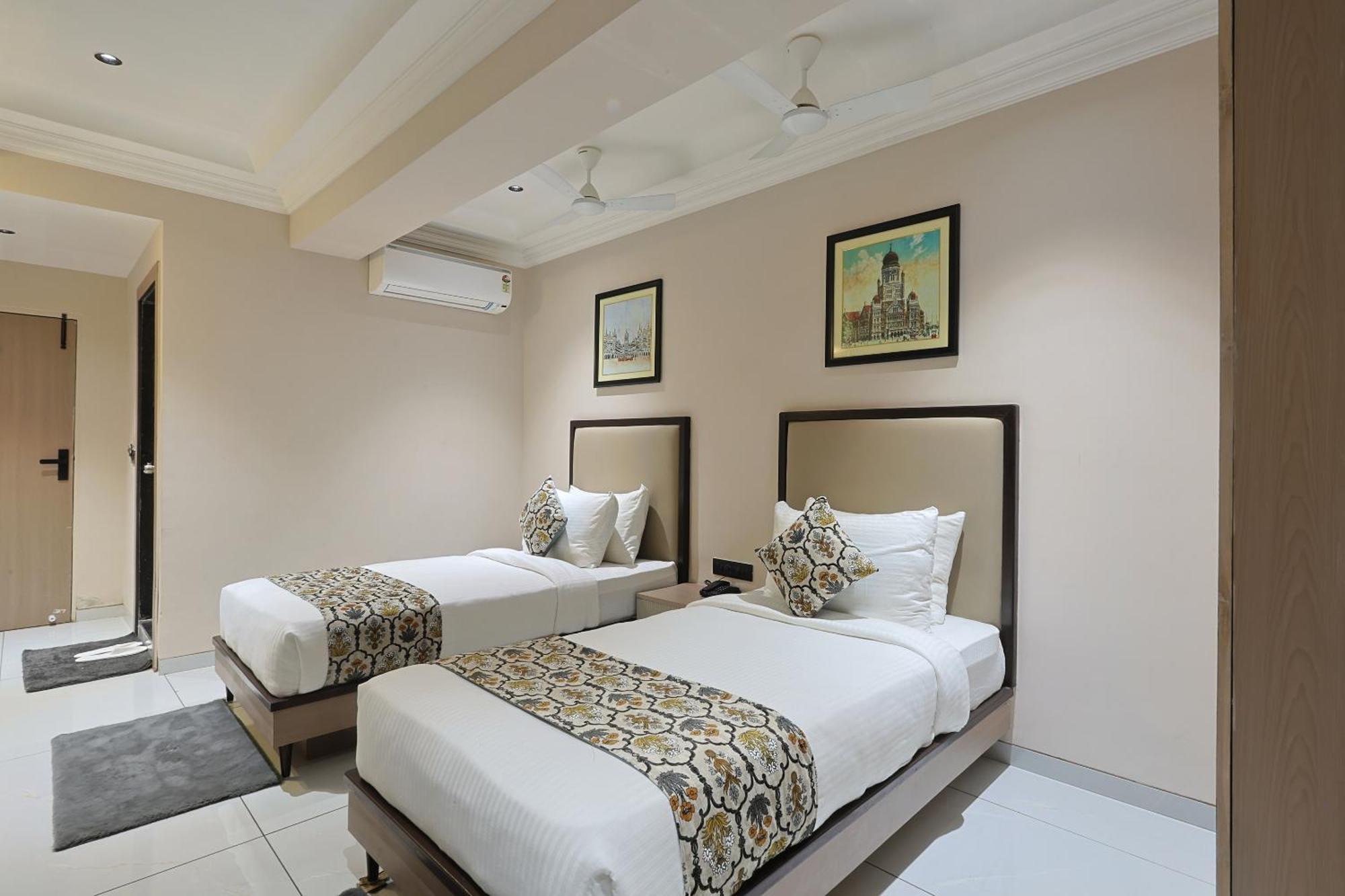 Hotel Royal Town Αχμπανταμπάντ Εξωτερικό φωτογραφία
