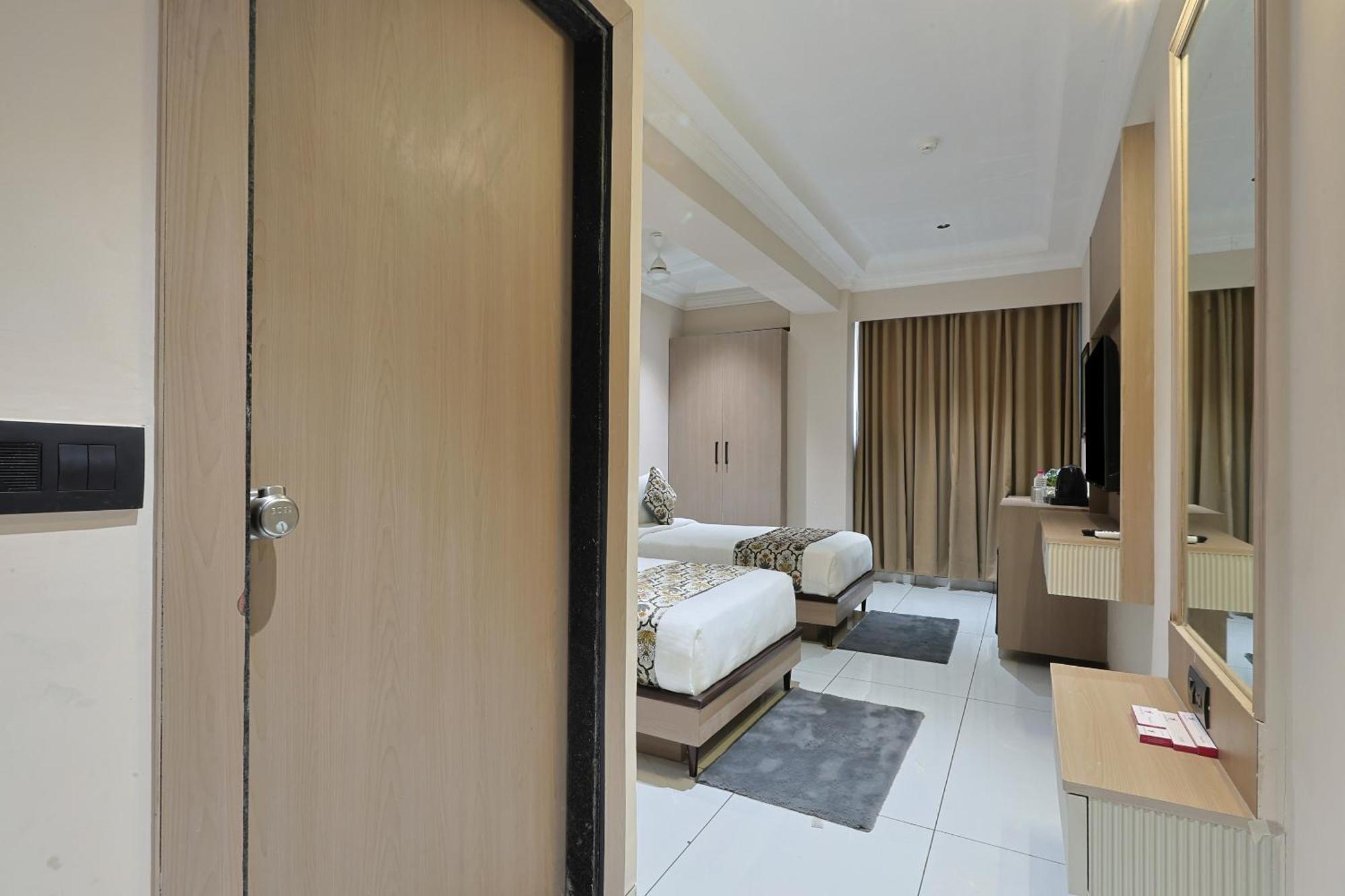 Hotel Royal Town Αχμπανταμπάντ Εξωτερικό φωτογραφία