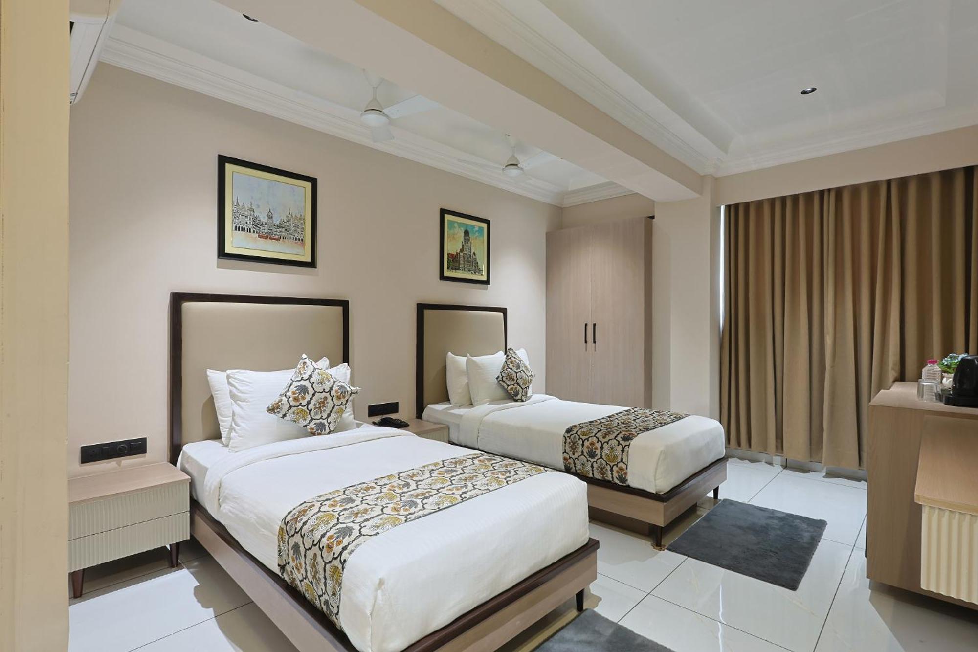 Hotel Royal Town Αχμπανταμπάντ Εξωτερικό φωτογραφία
