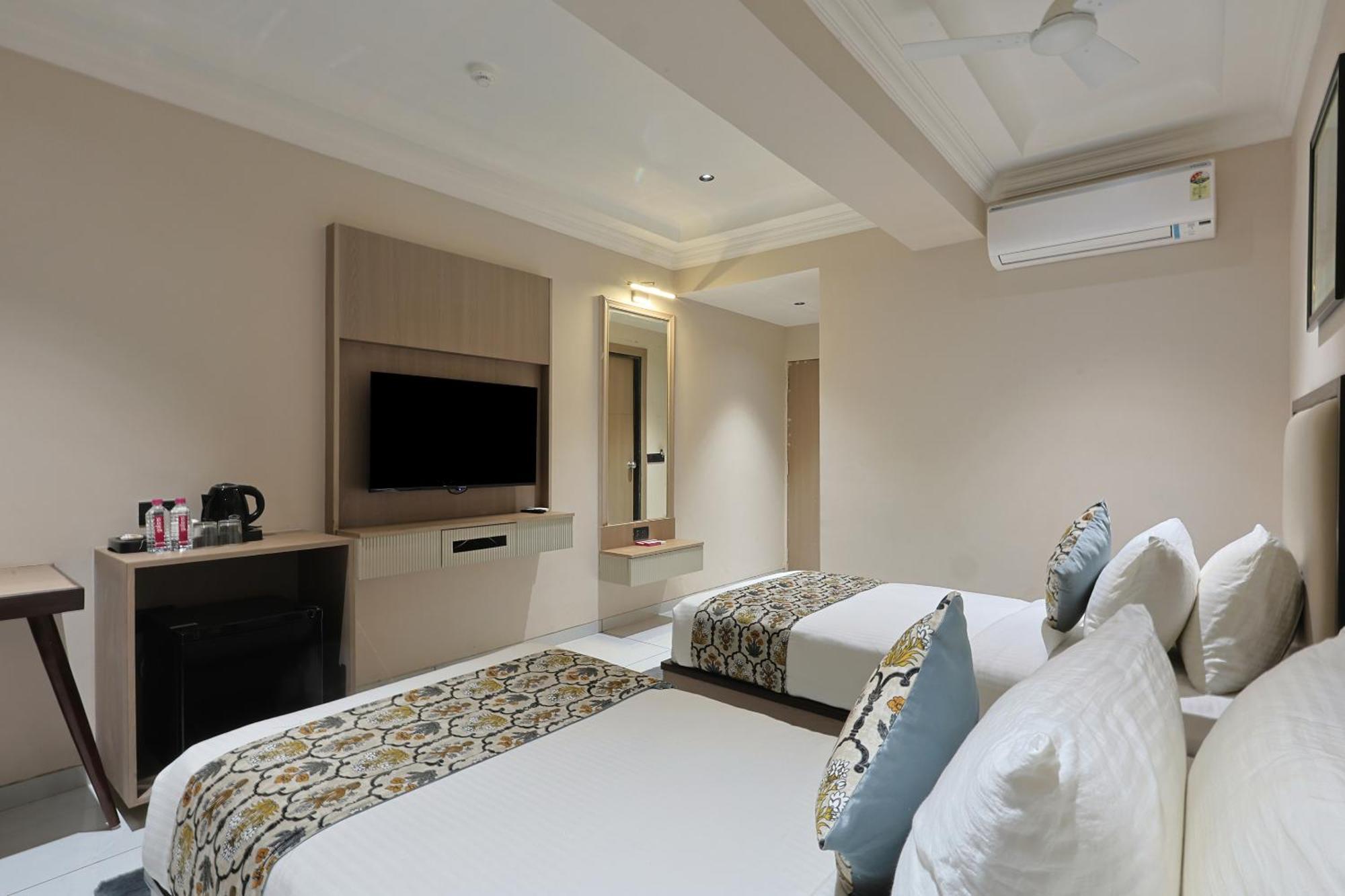 Hotel Royal Town Αχμπανταμπάντ Εξωτερικό φωτογραφία