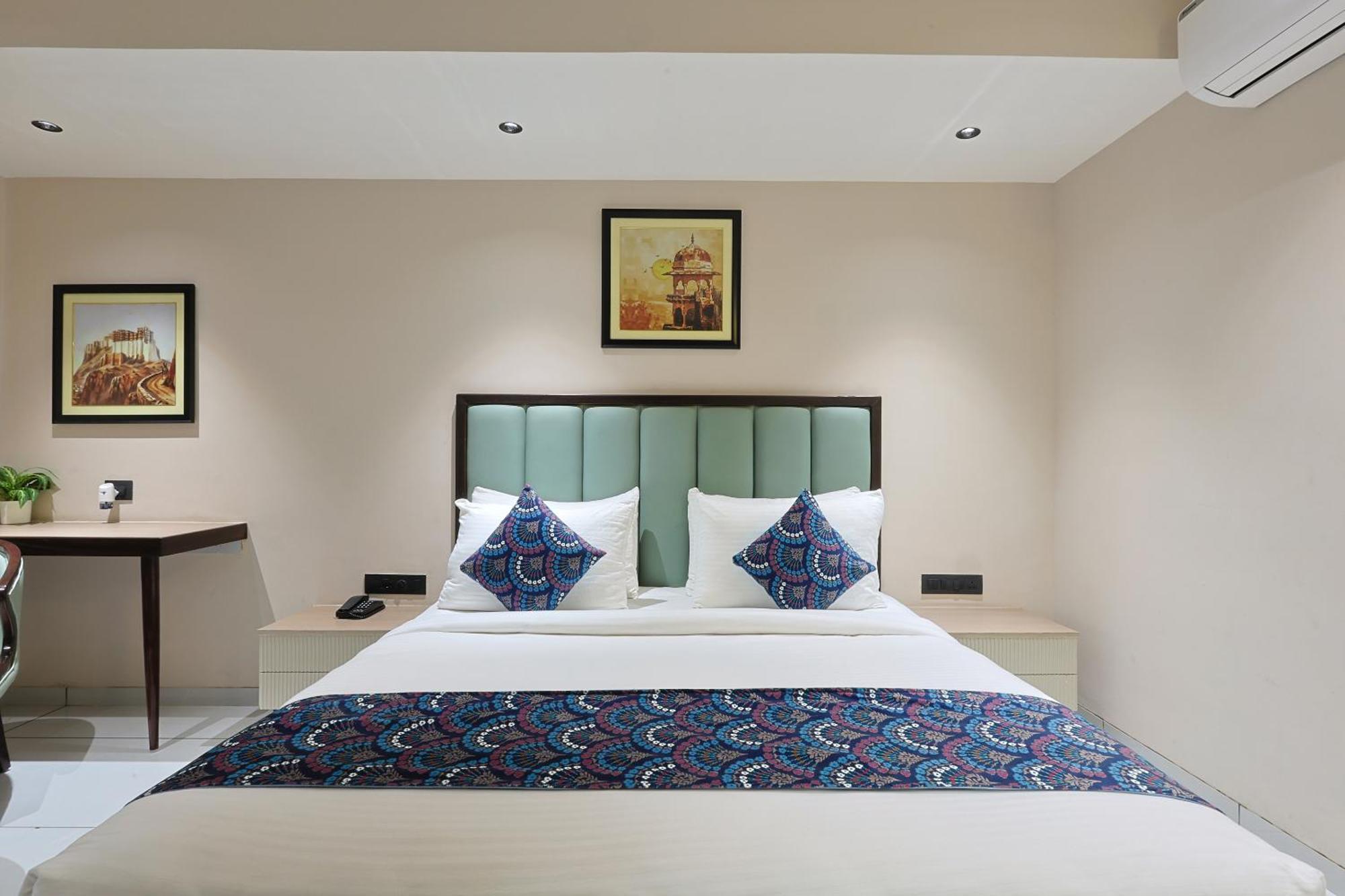 Hotel Royal Town Αχμπανταμπάντ Εξωτερικό φωτογραφία
