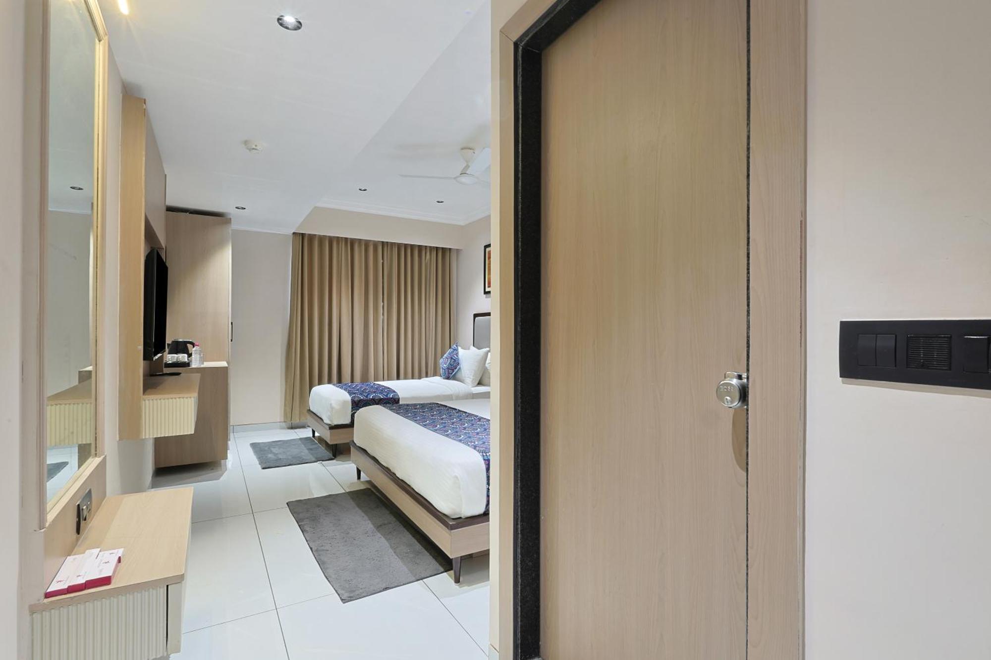 Hotel Royal Town Αχμπανταμπάντ Εξωτερικό φωτογραφία