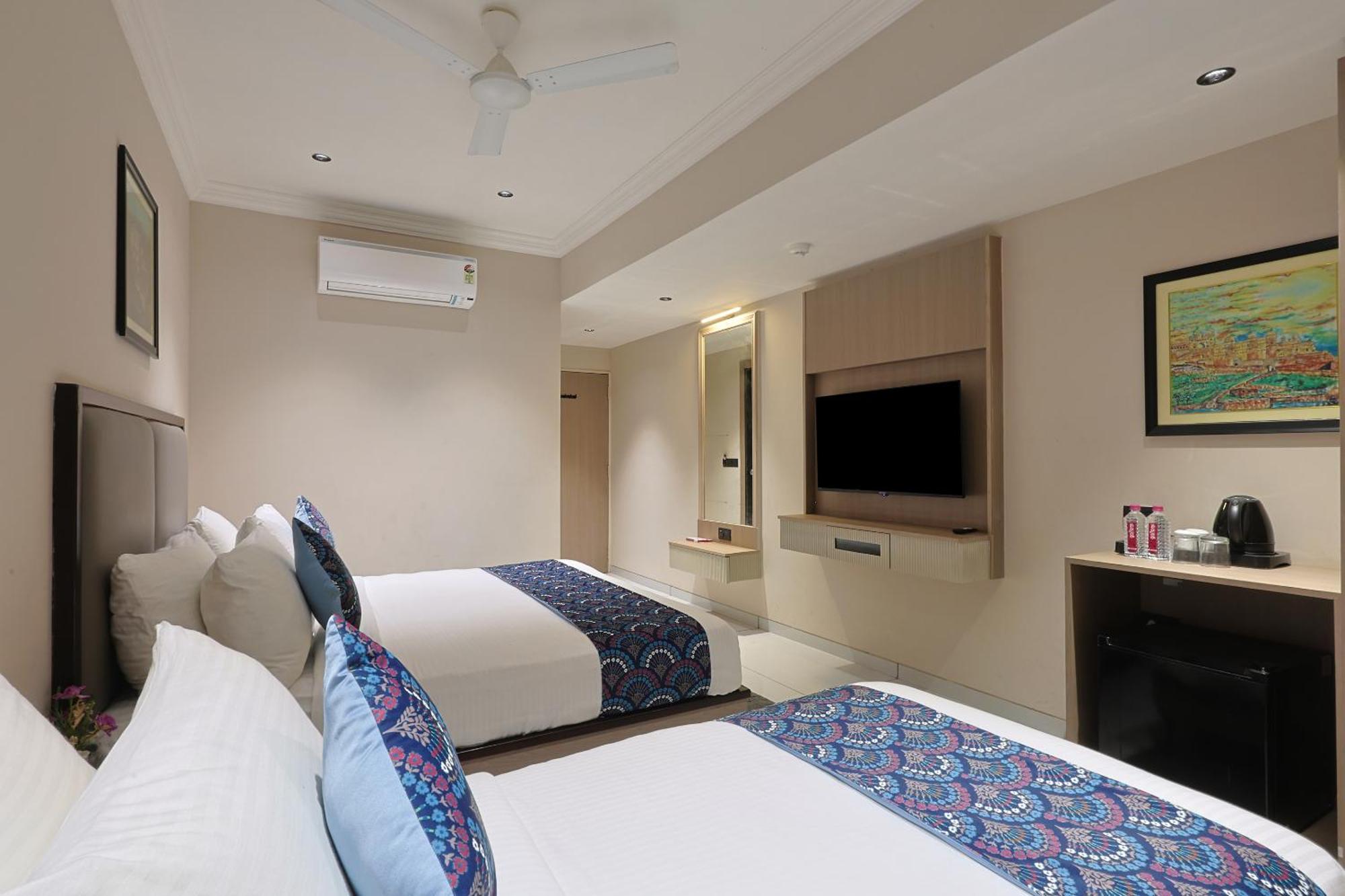 Hotel Royal Town Αχμπανταμπάντ Εξωτερικό φωτογραφία
