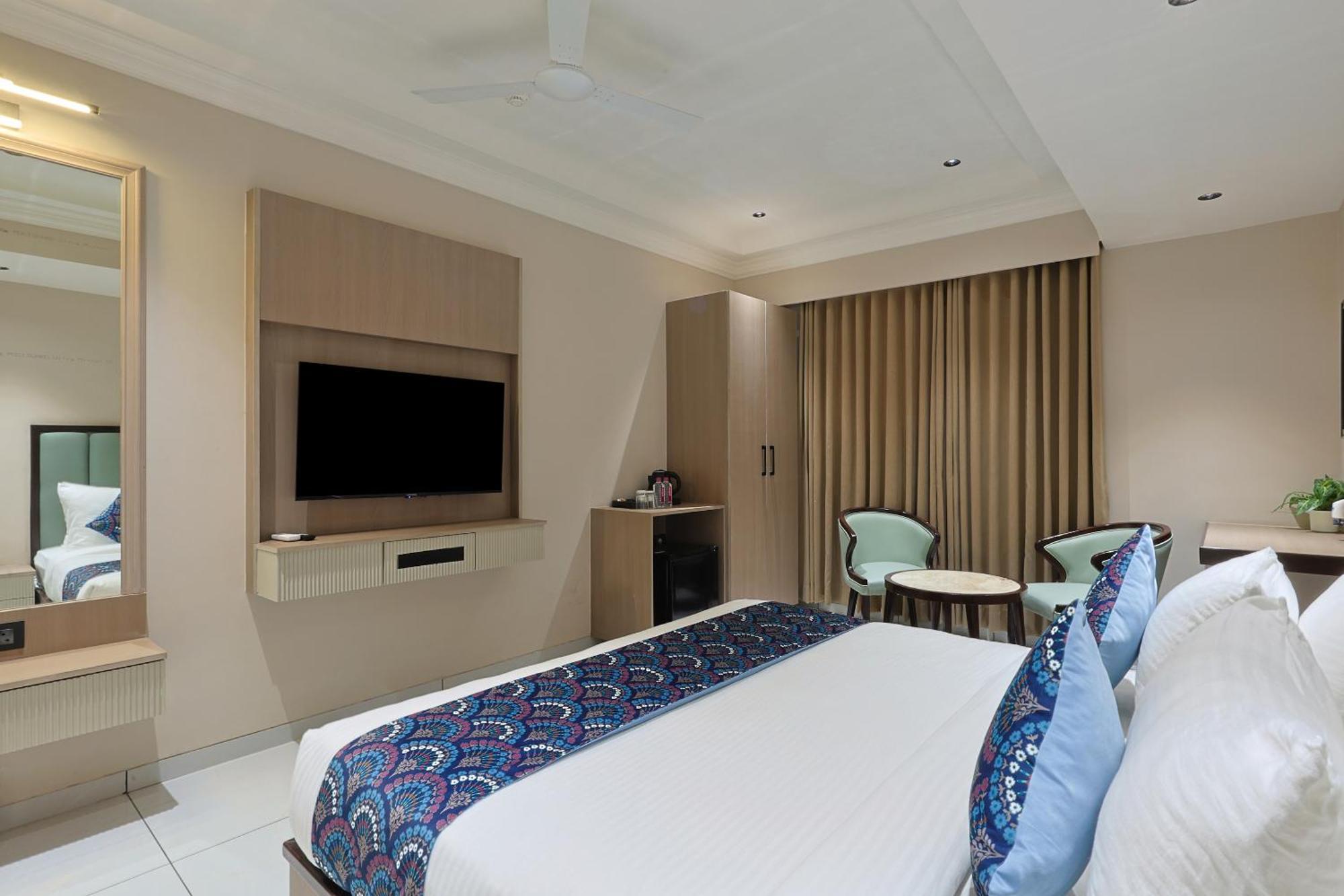 Hotel Royal Town Αχμπανταμπάντ Εξωτερικό φωτογραφία