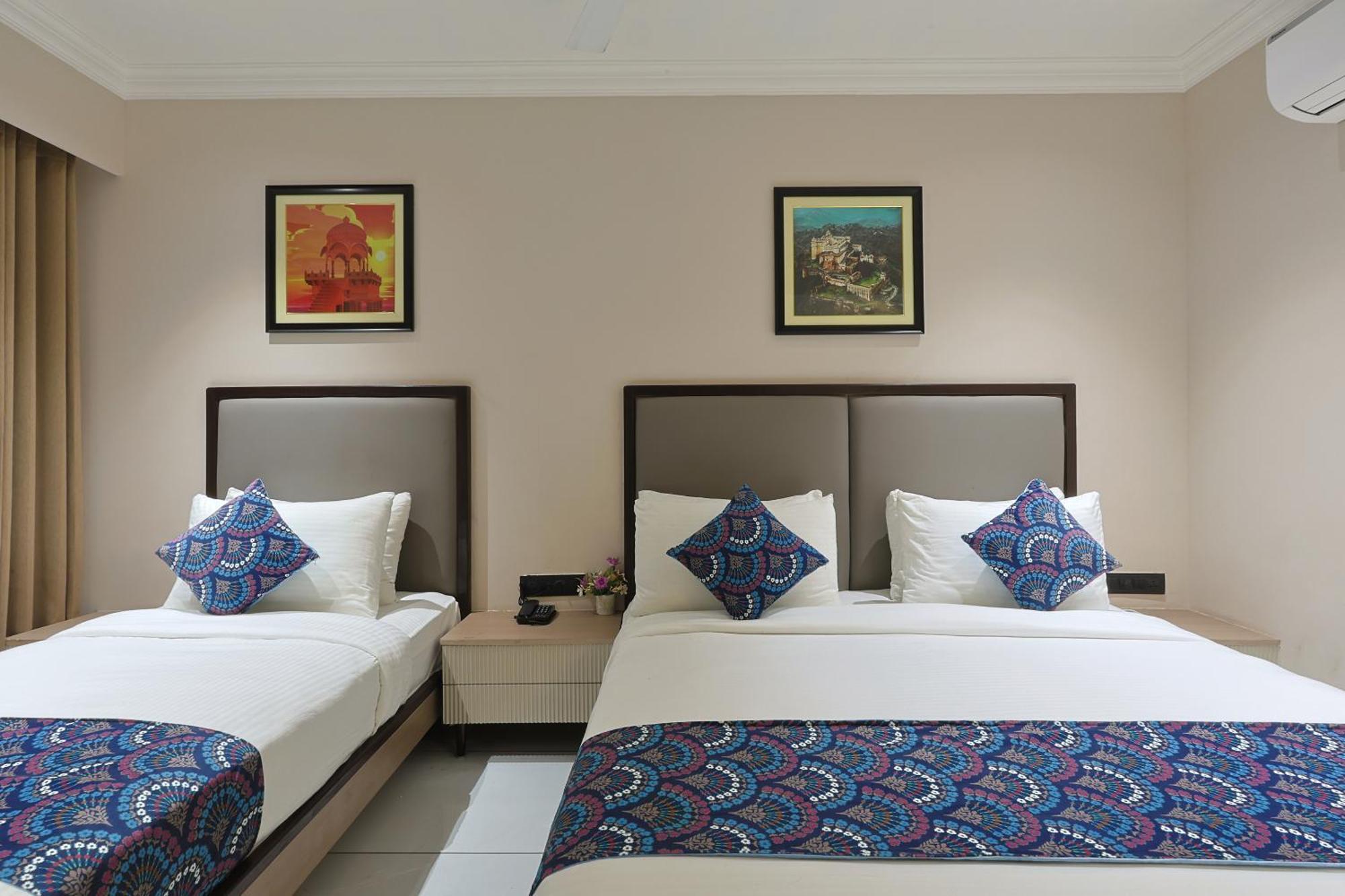 Hotel Royal Town Αχμπανταμπάντ Εξωτερικό φωτογραφία